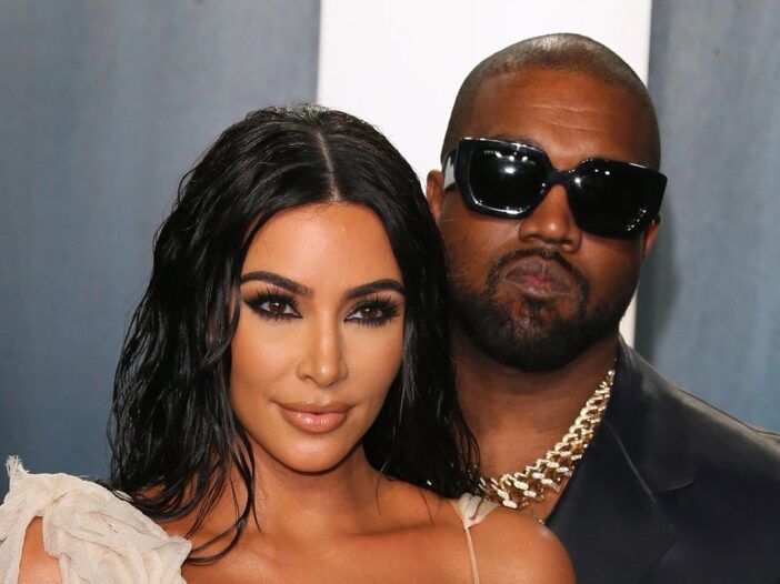 Kanye West in piedi dietro Kim Kardashian