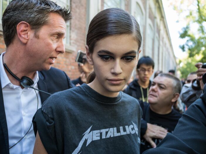 Kaia Gerber, u crnoj majici Metallica, prolazi kroz jato novinara