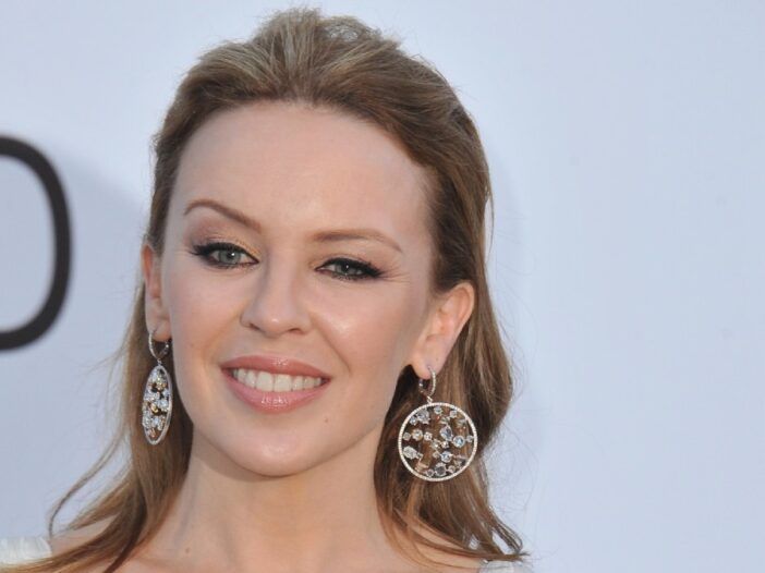Kylie Minogue suunnittelee kaksoishäitä nuoremman siskon kanssa?