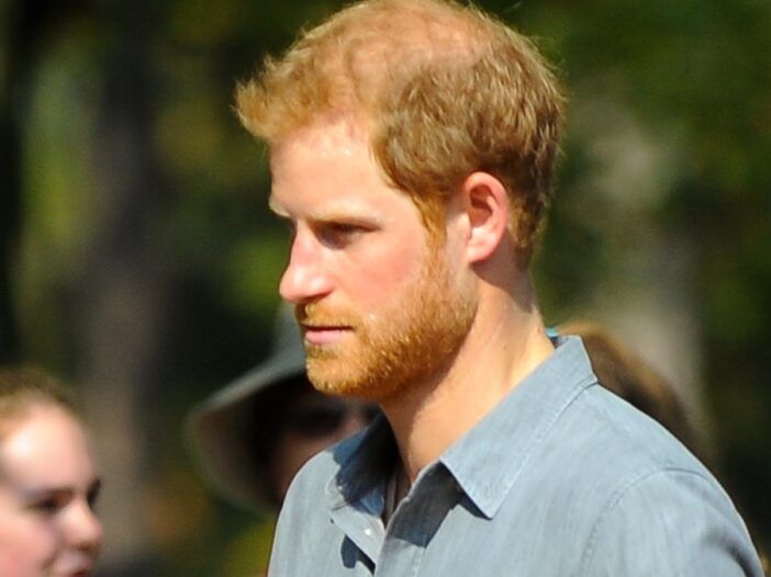 Prints Harry kannab kuninglikul üritusel osaledes sinist särki