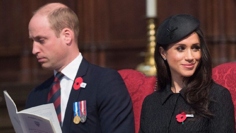 El príncipe William y Meghan Markle se sientan uno al lado del otro en la iglesia mientras visten ropa oscura