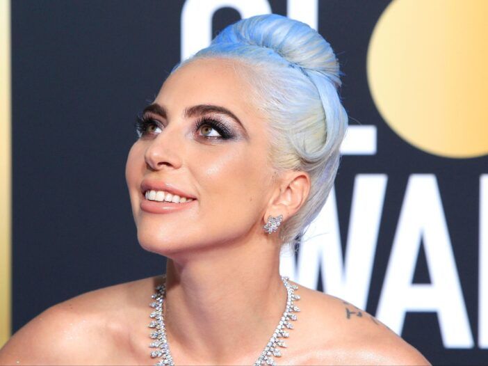 Lady Gaga bærer en stroppeløs kjole og diamantkjede til Golden Globes røde løper
