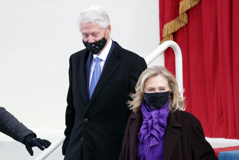 Bill y Hillary Clinton caminando afuera