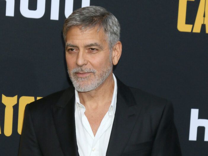 George Clooney con traje negro y expresión en blanco