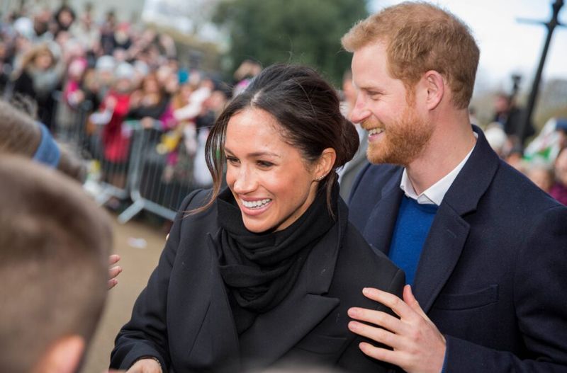 Meghan Markle ir princas Harry sveikina šalininkus vilkėdami juodus paltus
