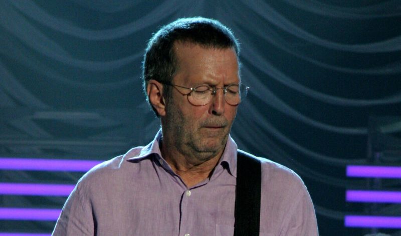 Eric Clapton cântând la chitară pe scenă