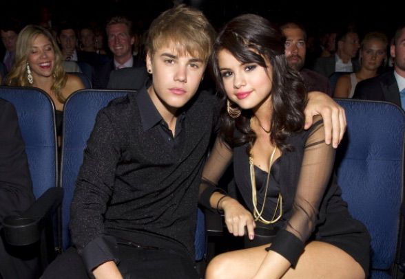 Selena Gomez hoiab 'romantikat Justin Bieberiga privaatselt' enne, kui AMA lugu on väljamõeldud