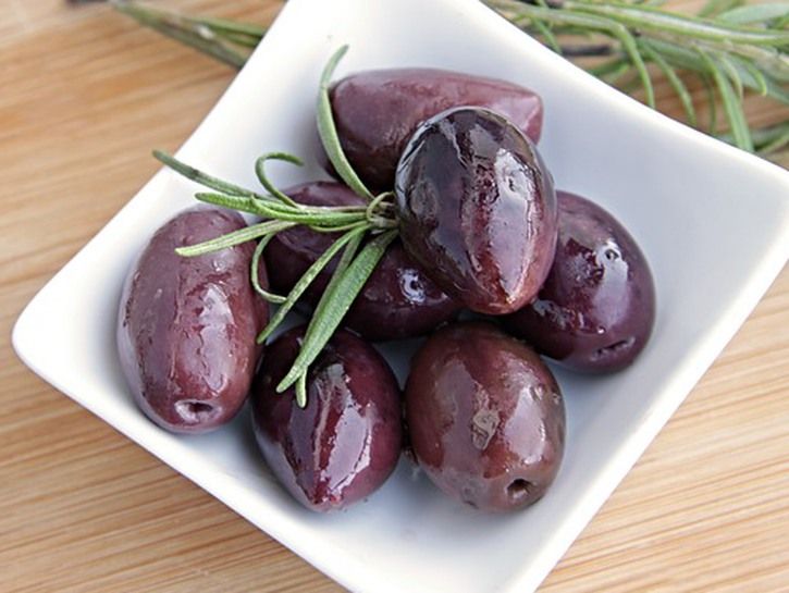 En skål med svarta oliver
