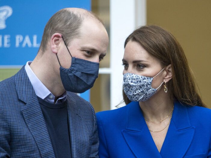Prins William og Kate Middleton snakker med ansiktsmasker