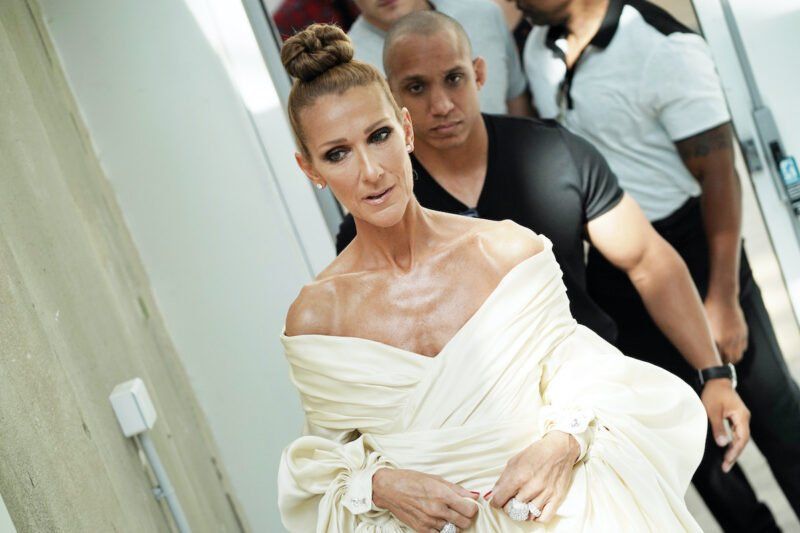 Celine Dion i en vit klänning