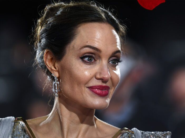 Nærbilde av Angelina Jolie ser overrasket ut.