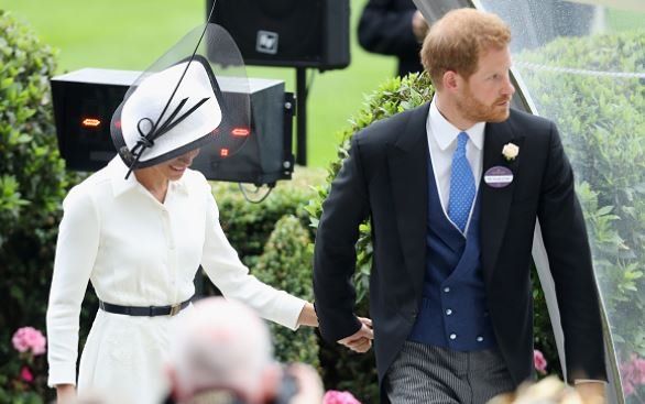 Megana Mārkla NAV izgatavojusi Royal Faux Pas, turoties rokās ar princi Hariju