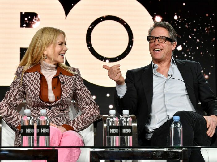 Nicole Kidman og Hugh Grant ler sammen på en pressebegivenhet for HBO