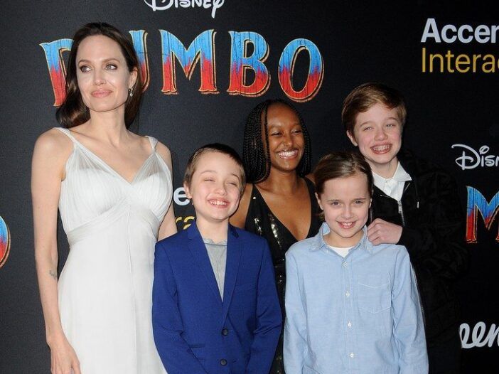 Angelina Jolie con sus hijos, incluida Shiloh en el