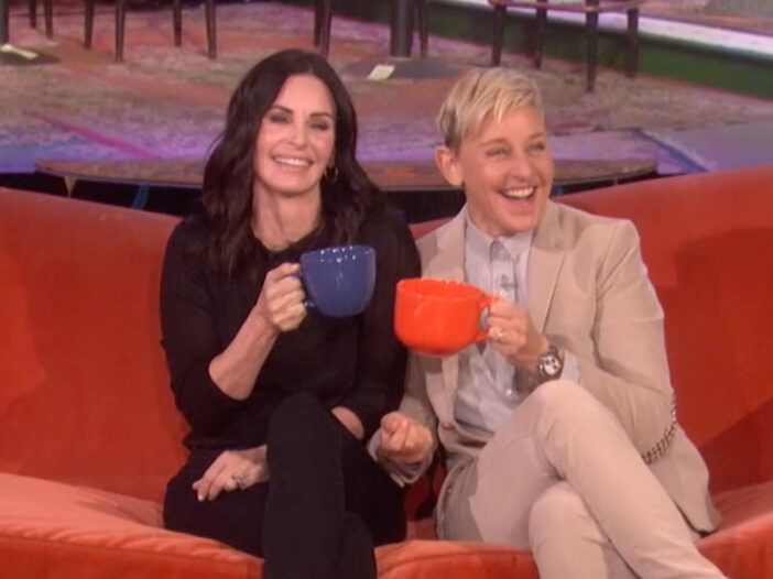 Posnetek zaslona iz EllenTube s Courteney Cox in Ellen DeGeneres skupaj na kavču, pijeta kavo.