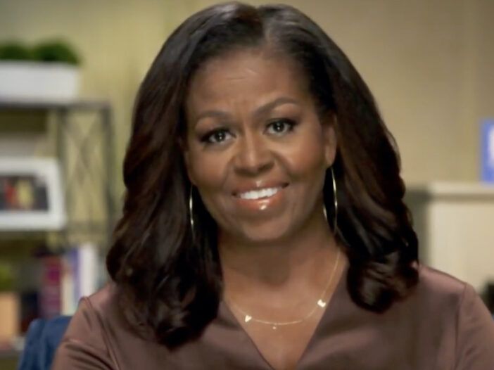 ekraanipilt Michelle Obamast, kes naeratab DNCC-le