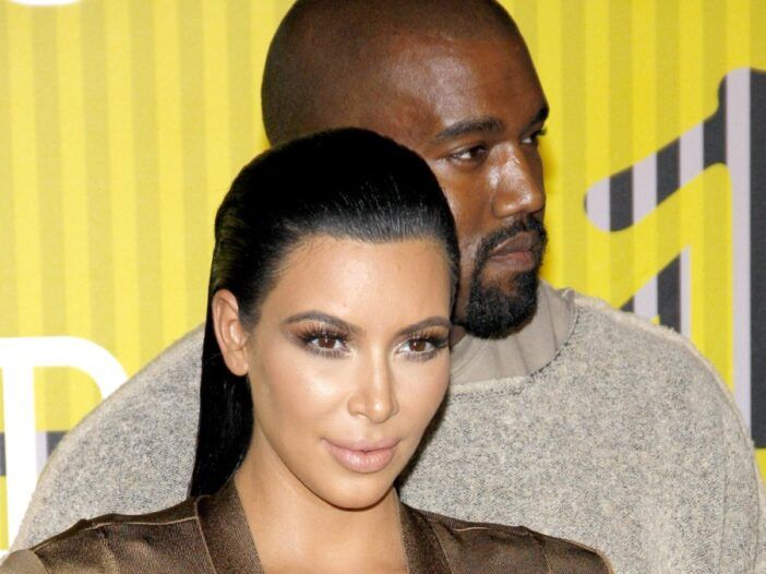 Kanye West stă în spatele lui Kim Kardashian la un eveniment MTV