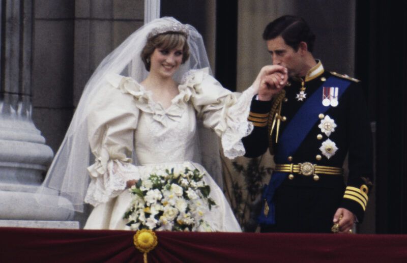 Royal Bombshell revela detalles de las cuatro supuestas aventuras amorosas de la princesa Diana antes de que el príncipe Carlos la engañara