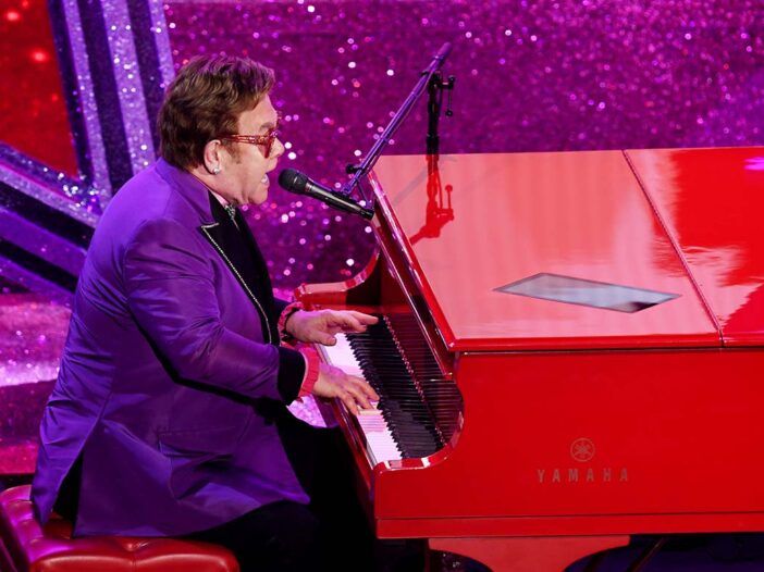 Elton John cântând și cântând la pian la Premiile Academiei
