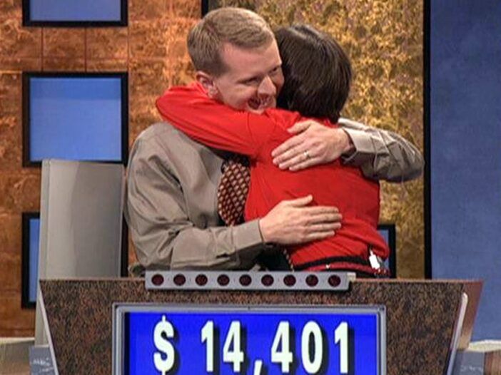 Ken Jennings kallistab Jeopardy võtteplatsil kaasvõistlejat!