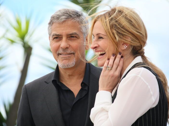 George Clooney de traje con Julia Roberts en blanco y negro