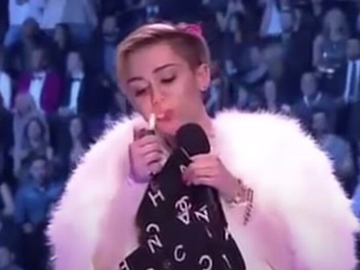 Miley Cyrus røykte ikke weed på 4/20 fordi hun er gravid?