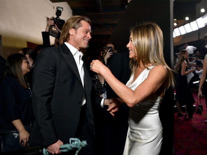 Brad Pitt y Jennifer Aniston saludándose en los premios SAG 2020