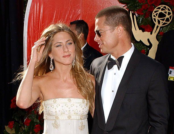 Jennifer Aniston NO usa el anillo de compromiso de Brad Pitt, a pesar del informe