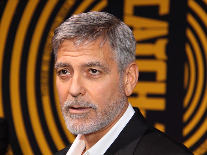 George Clooney luciendo un poco confundido.