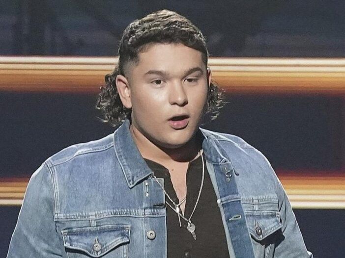 El concursante de American Idol, Caleb Kennedy, usa una chaqueta de mezclilla azul en el escenario.