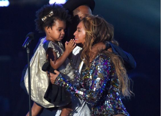 ¿La hija de Beyonce, Blue Ivy, tiene asesora de vestuario, chef personal y maestra de swahili?