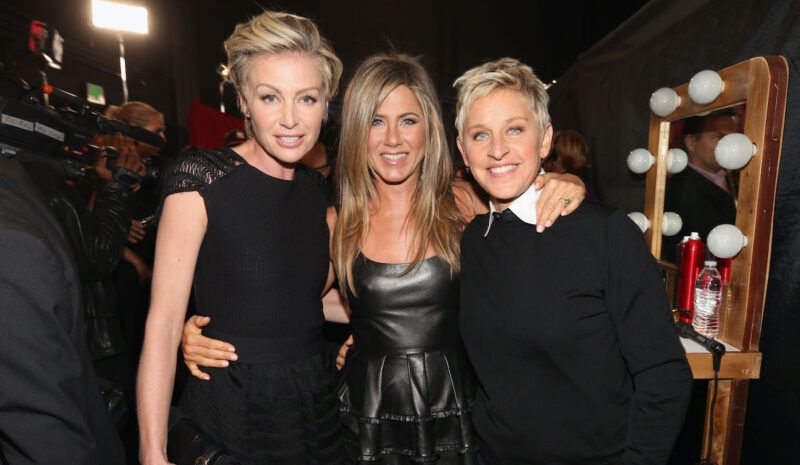 Portia de Rossi, Jennifer Aniston și Ellen Degeneres zâmbind una cu alta în ținute negre