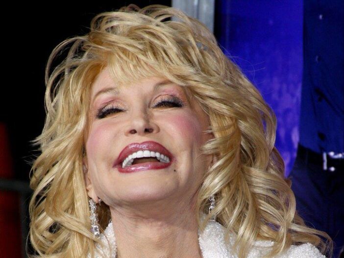Dolly Parton dėvi blizgančią baltą palaidinę Joyful Noise premjeroje
