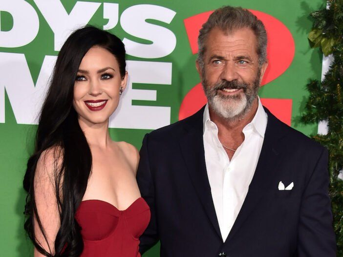 Ataskaitos: Melas Gibsonas susižadėjo su mergina Rosalind Ross, finansuoja jos kino karjerą