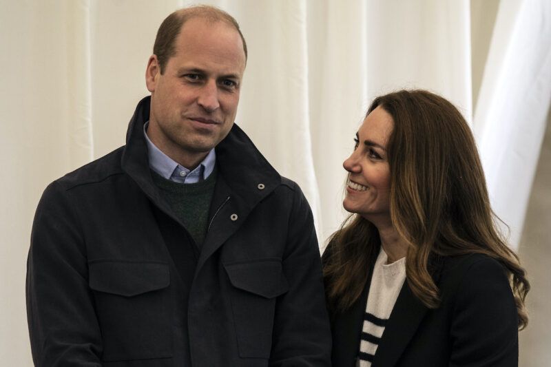 Princas Williamas juodu paltu su Kate Middleton juodu megztiniu