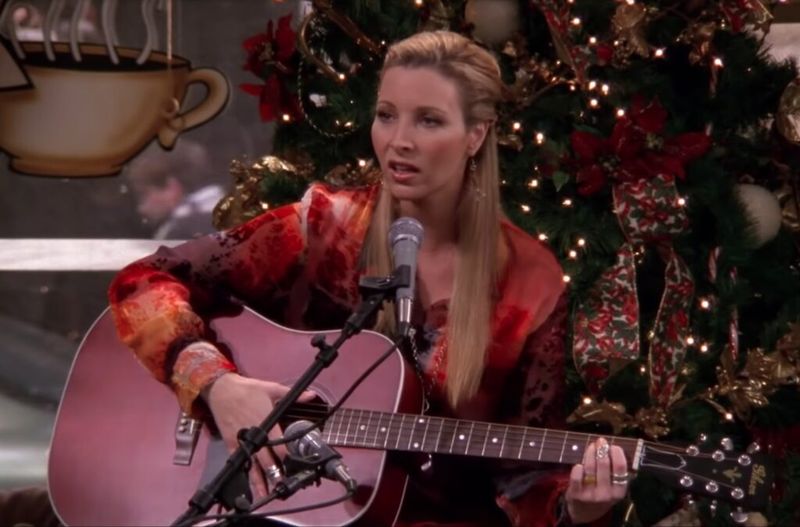 Phoebe cantando la canción navideña original en el episodio de Friends