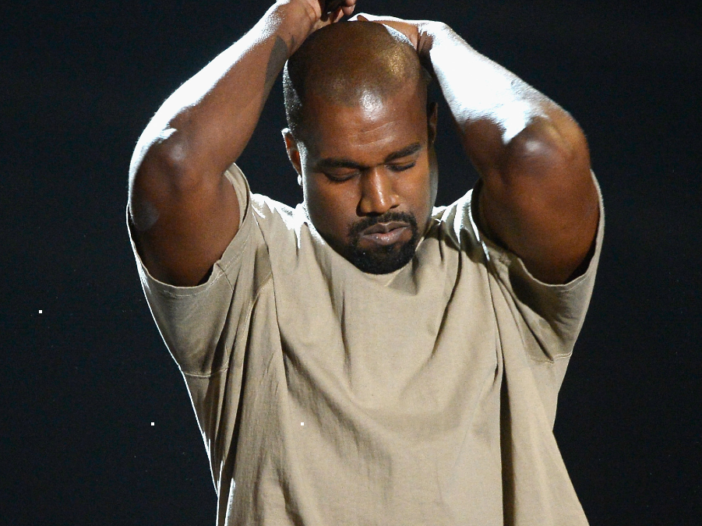 ¿'Desolado' Kanye West pesa más de 300 libras sin Kim Kardashian alrededor para frenar su 'engullimiento'?