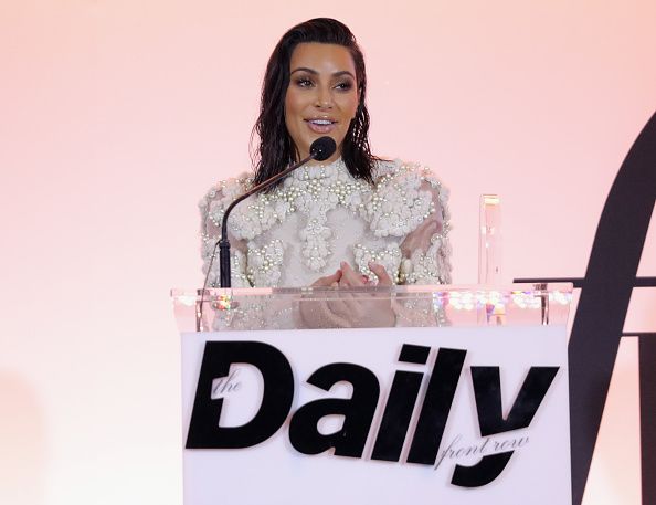 Kim Kardashian įsimylėjusi savo gyvenimo guru yra netikrų naujienų istorija