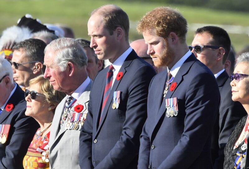 Prins Charles, prins William, prins Harry står i en folkmassa