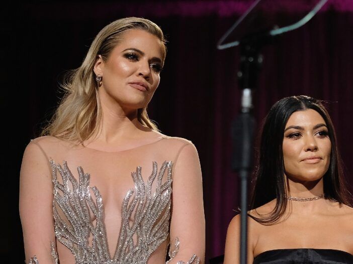 Khloe y Kourtney Kardashian suben juntas al escenario