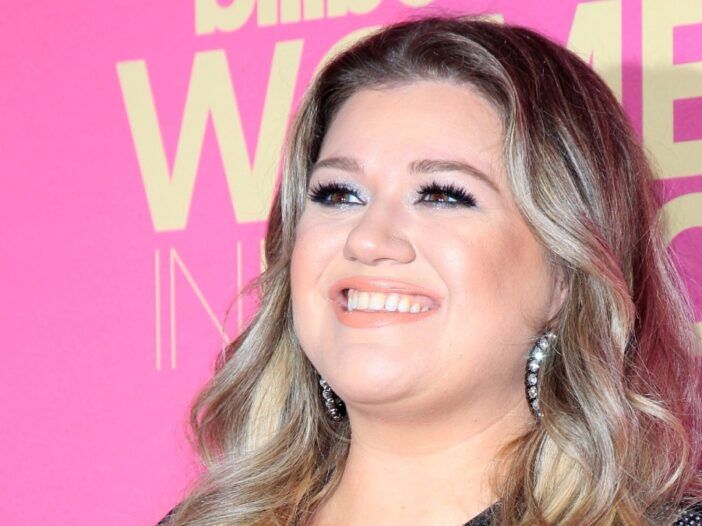 Rapporto: Kelly Clarkson 'pesante' che si mangia senza lavoro