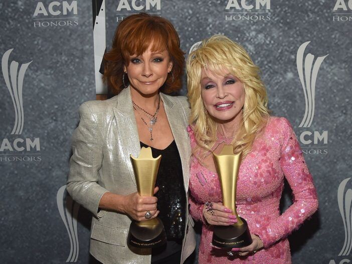 ¿Dolly Parton y Reba McEntire peleándose por el tributo a Kenny Rogers?