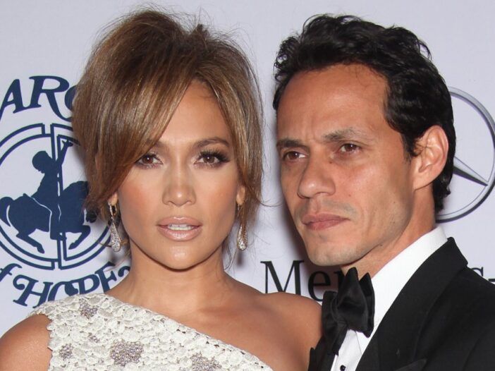 Jennifer Lopez kannab valget kleiti ja seisab koos Marc Anthonyga, kes
