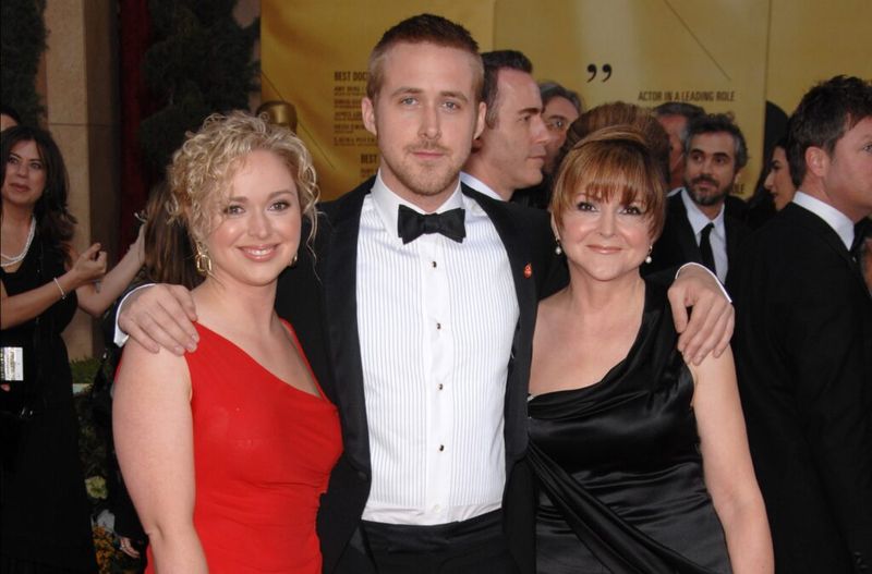 Ryan Gosling, kırmızı halıda soldaki kız kardeşi ve sağdaki annesinin arasında duruyor
