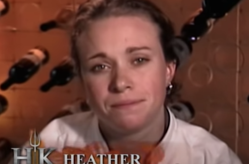 Heather West dando un confesionario durante el episodio final de Hell