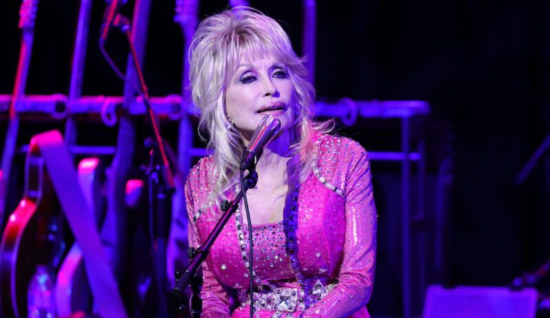 ¿Dolly Parton con el corazón roto mantiene una 'vigilia desesperada' sobre su marido frágil?