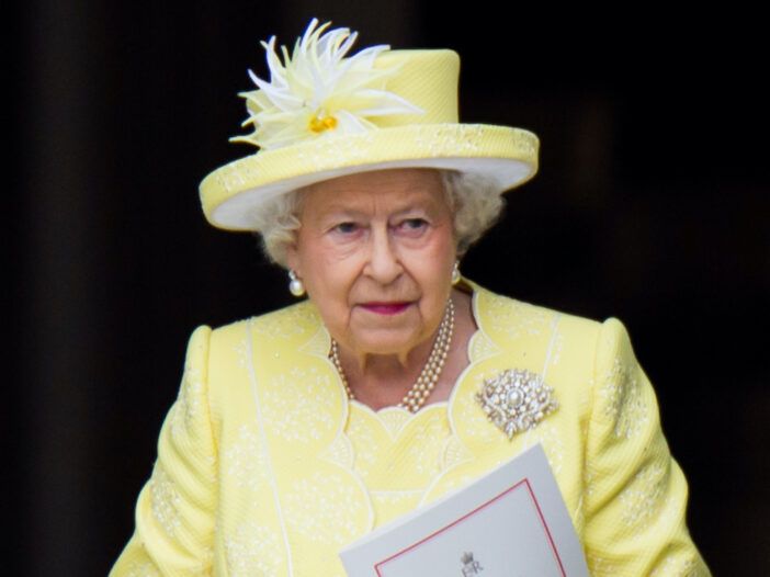 Kraliçe Elizabeth sarı bir kıyafetle