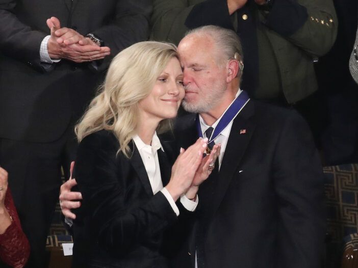 Rush Limbaugh, gavęs prezidento laisvės medalį, apkabina savo žmoną Kathryn Adams Limbaugh.