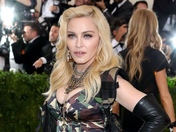 Madonna poserar i en kamoklänning