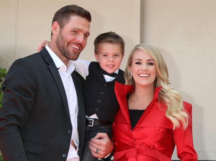 Mike Fisher mustas ülikonnas koos Carrie Underwoodiga punases trentšmantlis koos poja Isaiah